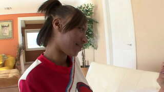 Itom nga tin-edyer cheerleaders gets giiyot pinaagi sa puti nga football coach