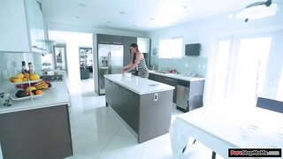 Små pupper stepmom kokker og kjolen blir skitten.Hun tar den av for å rense det, og var stesønnen får en boner.Hun gir ham en handjob og en bj og er rota