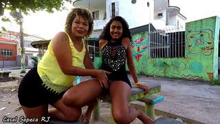 Novinha tira një bojë për vetulla kom o casal sapeca