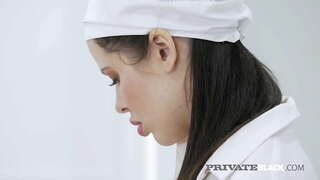 Mutfakta yemek yiyor! Baştan çıkarıcı bebek Cassie Fire, BBC&#039;nin etinden memnun kaldı ve biraz anal zamanı gelene kadar onu kedi derinliklerine götürdü! Afiyet Olsun! Tam Film ve 1000&#039;ler Daha fazla PrivateBlack.com!