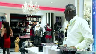 Vakre Rakel Adjani får et nytt undertøy til BBC Eddy Blackstone &#039; s sex butikk og ender opp i en varm anal-økt med en våt BJ, en dildo i rumpa hennes &amp;amp; en creampie! Full Sveip &amp;amp; 1000s Mer på PrivateBlack.com!