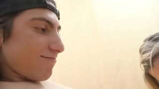 Giovane tizio ottiene un eccellente deepthroat da MILF bionda