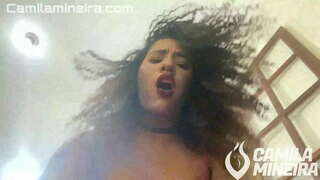 Rijden op zijn grote pik om veel te verdienen groot in haar geschoren kutje