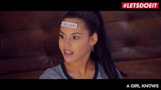 #LETSDOEIT - Sicilia-Modell, Apolonia og Katana - ASIATISKE TENÅRINGER PRØVER å LESBISK SEX MED HENNES BESTEVENNINNE