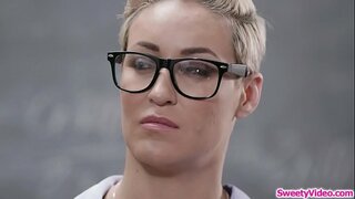 Cô bé ăn viên bướm sau lớp