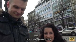 HUNT4K.Ловец наоѓа алчен курва Jocelyne Z на Вацлав плоштад во Прага HUNT4K.Ловец наоѓа алчен курва Jocelyne Z на Вацлав плоштад во Прага