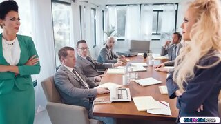 Грудастый милф-бизнесвумен директор-влак советшын заседанийже жапыште шинчаваш вашлийын.Тыге вашке весым бизнесмен кораҥе, кертшаш гай веле.Пытартыш милф шке верыштыже лийшаш, да икте-шупшалалтын да нунын нулышышт тӱҥалеш