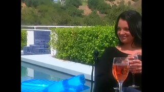 Caldo tatuato di bellezza con capelli corvini, seduce tizio compagni sul patio per ottenere più grande sconto durante l&#039;acquisto di un&#039;abitazione