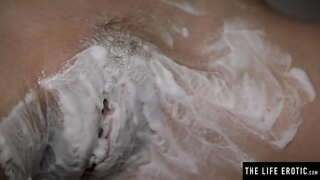 Vedere le sue grandi tette jiggle come lei si rade la figa pelosa e si masturba