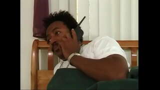 Жыныстық негритянка с рыжими шаш және үлкен сиськи минет жасайды, ал одан кейін өз пизду қара мүшесі үй-жайда.